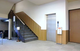 安楽寺 別院 五雲閣 ２階へのアプローチ エレベーター完備
