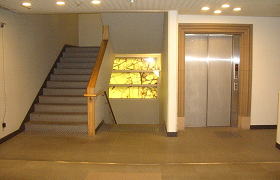 北区セレモニーホール エレベーターホールと階段