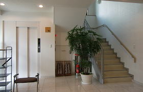 林泉寺 上階へはエレベーターと階段