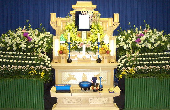 白木祭壇の一般葬ともしび
